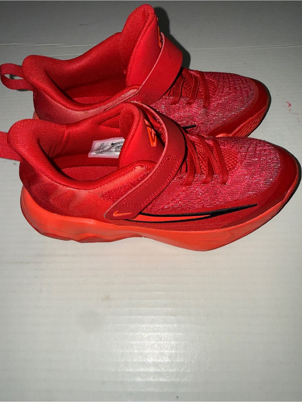 Boys basketball sneakers size 3. (Nike Giannis).